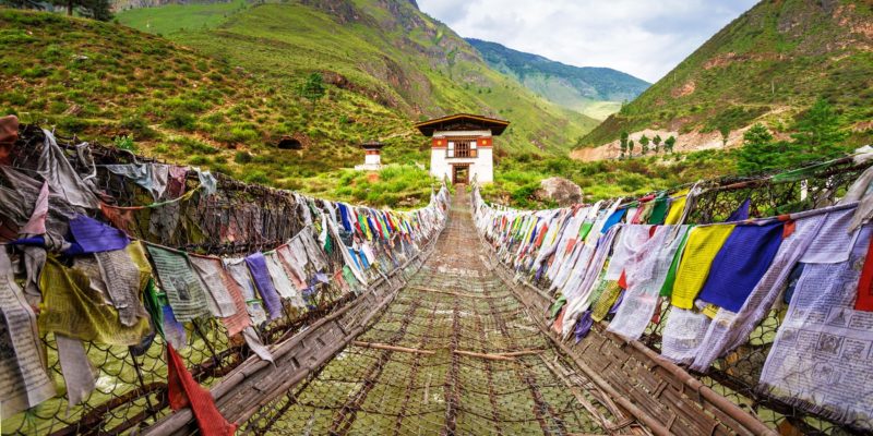 Hangbrug met gebedsvlaggen in Bhutan