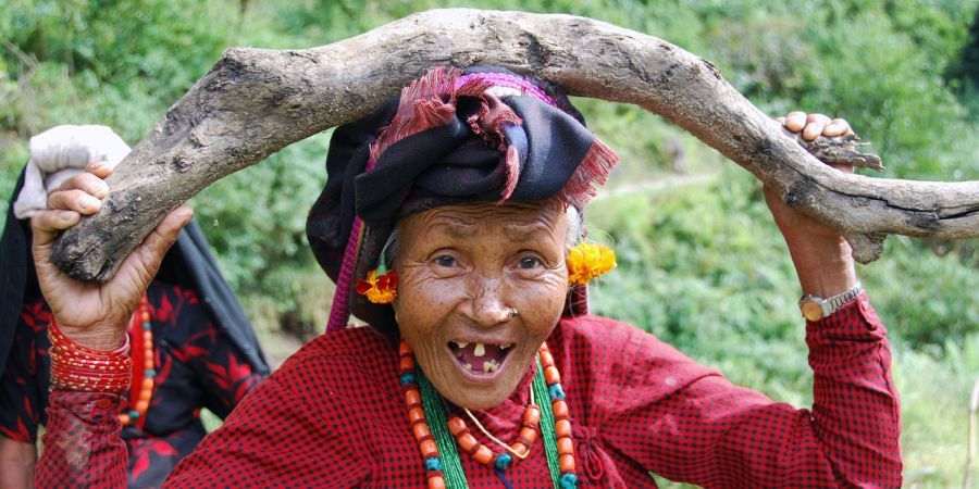 Nepal Reizen vrouwtje in de bergen tijdens trekking