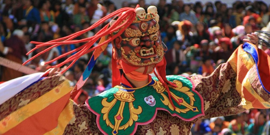 Danser tijdens boeddhistisch festival in Bumthang Bhutan