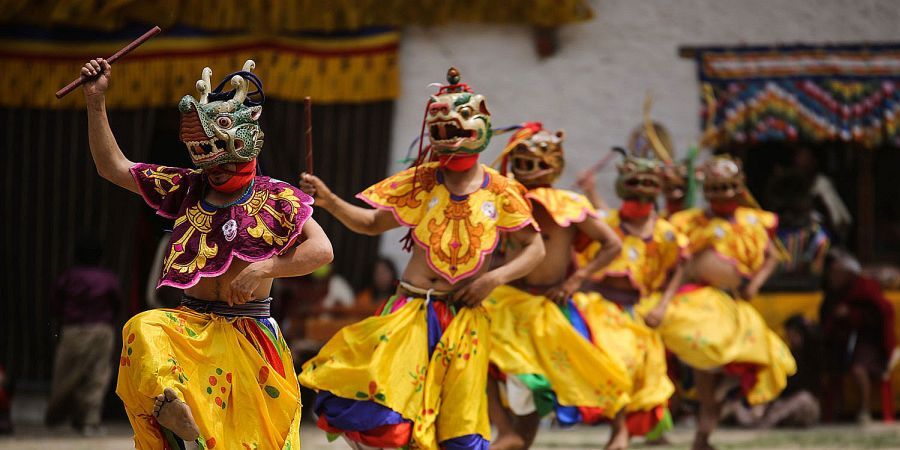 Dansers tijdens festival in Bhutan