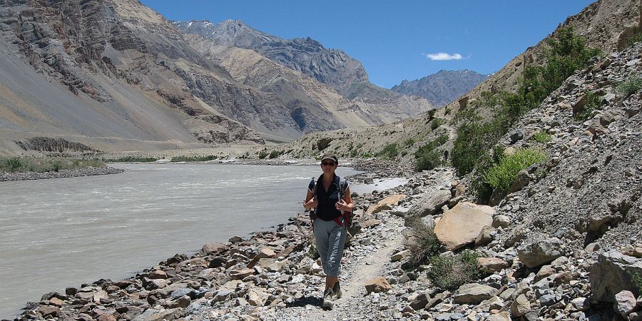 trekking langs rivier in Ladakh