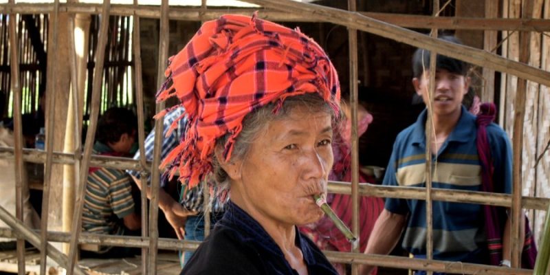 Myanmar Reizen: vrouw met cheroot