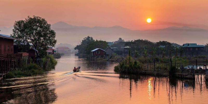 zonsondergang myanmar slow travel