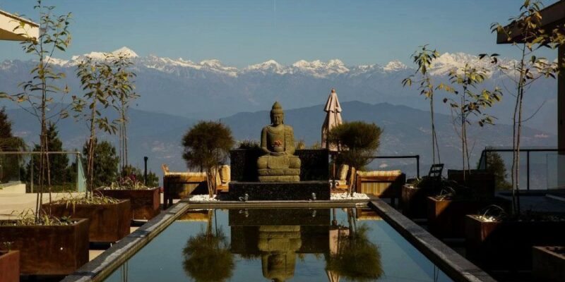 Tuin met boeddhabeeld in The Terraces Nepal